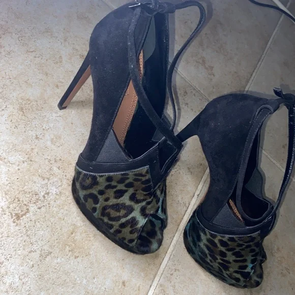 NWOB ALAIA Pony-Style Calfskin Sandals in Multicolor - Picture 4 of 6